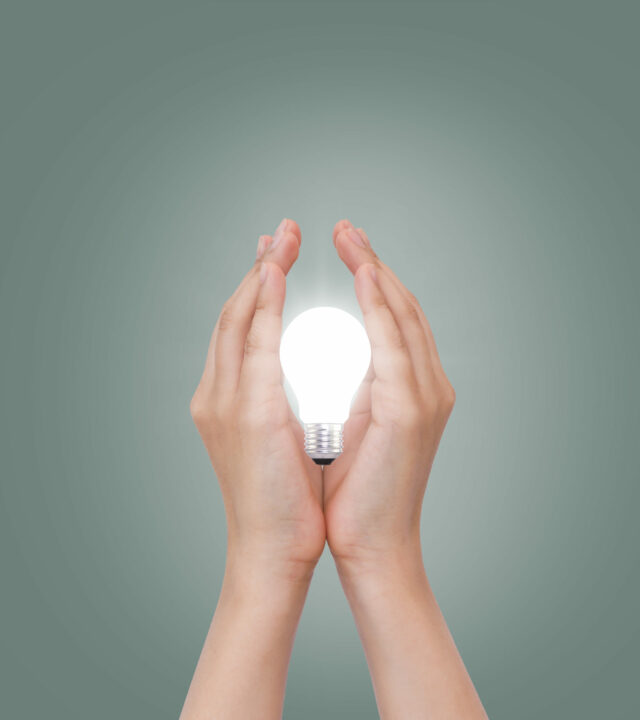 women hand with Light bulb